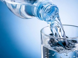 Диетолог рассказала, кому нельзя пить минеральную воду