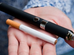 Кабмин хочет законодательно приравнять электронные сигареты и IQOS к табачным изделиям