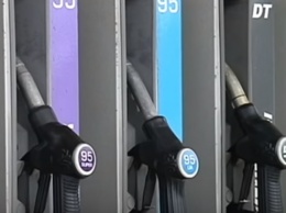 Бензин стремительно дешевеет: на каких АЗС выгоднее всего заправится