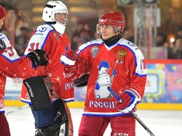 Путин в очередной раз вышел на лед: хоккейный матч состоялся на Красной площади - видео