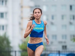 Украинская спортсменка показала соблазнительную фигуру, пробежавшись под дождем