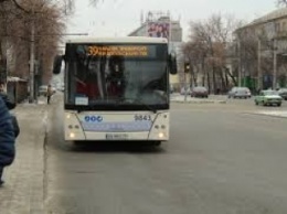 В Запорожье в автобусе парень угрожал пассажирам (видео)