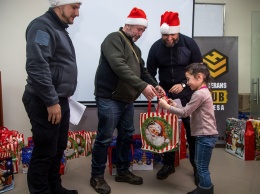 Квадрокоптеры, смарт-часы и колонки: дети погибших за Украину воинов получили новогодние гаджеты от "помощников Санты" из АТО (общество)