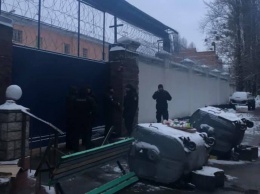 Активисты продолжают блокировать Лукьяновское СИЗО, несмотря на информацию о вывозе "экс-беркутовцев"