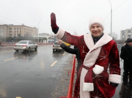 Кличко на квадроцикле в костюме Деда Мороза открыл Шулявский мост