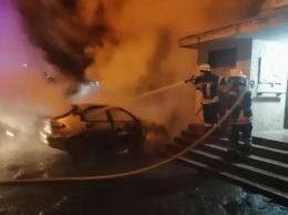 В Кривом Роге сгорел припаркованный у дома автомобиль, - ФОТО