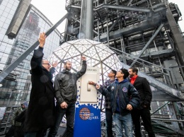 Праздник приближается: в Нью-Йорке зажгли знаменитый хрустальный шар (фото, видео)