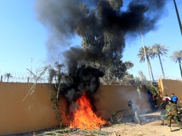 В Багдаде протестующие устроили пожар в посольстве США