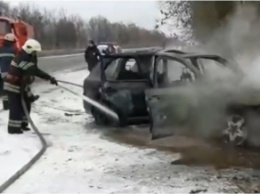 На Сумщине на ходу загорелся Porsche Cayenne (видео)