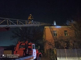 На Киевщине мужчина в состоянии опьянения вылез на крышу дома с 3-х годовалым ребенком