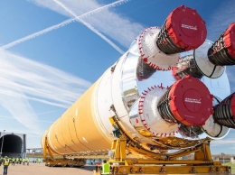 NASA выкатила основную ступень новой ракеты SLS. Она вернет человека на Луну