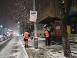 Киев завалило снегом: город экстренно чистят, на дорогах огромные пробки