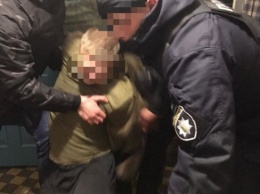 На Киевщине мужчина ударил отверткой полицейского: пострадавший в больнице