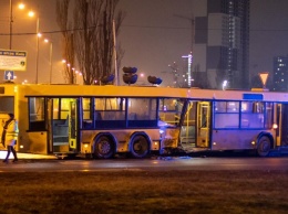 В Киеве Lexus влетел в автобус, есть пострадавшие
