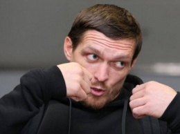 Украинский боксер Александр Усик запечатлил на видео, как тренировался со своим сыном