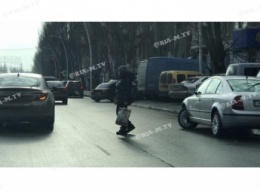 В Мелитополе пешеходы демонстрируют, кто на дороге главный - как теперь таких наказывать будут (видеоподборка)