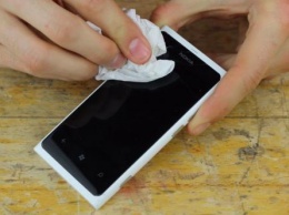 Влажные салфетки уничтожают экран смартфона - эксперт