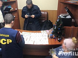 На Харьковщине полиция поймала на звятке 128 тыс. грн двух чиновников из Мерефы (фото)
