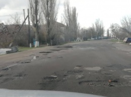 Ямы на каждой полосе движения в курортный город: водители не могут проехать по дороге на Николаевщине