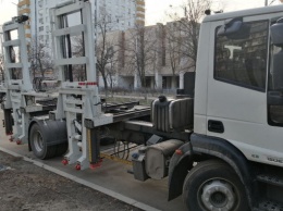 В Киеве начали работать эвакуаторы, которые эвакуируют автомобиль за одну-две минуты (видео)