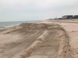 С берега Азовского моря в Кирилловке песок вывозили грузовиками на строительство базы отдыха (видео, фото)