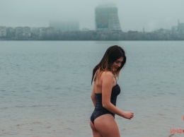 Крещение на Воронцовском пляже: как девушки и парни согревали Днепр своим настроением