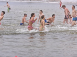 На Крещение в Запорожье купались даже дети - фото