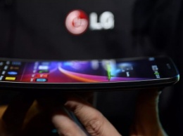 LG запатентовала смартфон с гибким дисплеем-обложкой