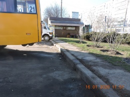 На конечных в Терновке и на ж/д вокзале водители маршруток устроили «общественный туалет» (ФОТО)