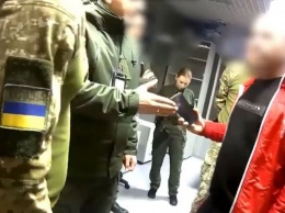 "Собирал на путевку три года": в аэропорту "Борисполь" пассажир угрожал разорвать пограничников и не улетел в Египет
