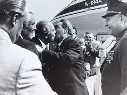 В соцсети показали «исторический» поцелуй Леонида Брежнева в Днепре