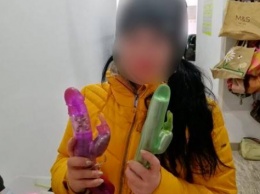 В Черкасской области в секонд-хенде дети нашли фаллоимитаторы и бились ими (ВИДЕО)