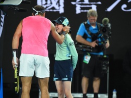Надаль поцеловал девочку на Australian Open и подарил бандану: теннисист попал в нее мячом