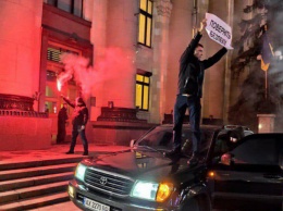 Подогнали машину под двери и жгли фаера: в Харькове активисты провели акцию под стенами ХОГА