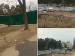 В Киеве застройщик огородил забором новую часть парка Киото
