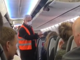 Всем оставаться на местах: в Сеть попало видео проверок пассажиров, прилетевших из Китая