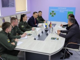 Германия передала украинским пограничникам оборудование для проверки документов