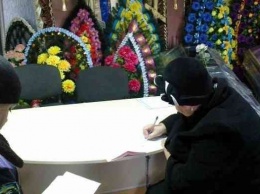 Неизвестный мужчина, в Павлограде, ограбил вдову покойного, перед этим выступив на кладбище с речью