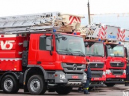Спасателям Днепропетровщины торжественно вручили новую пожарно-спасательную технику (ФОТОРЕПОРТАЖ)