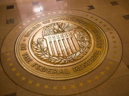 Центробанк США сохранил ставку и продолжит "заливать" рынки деньгами