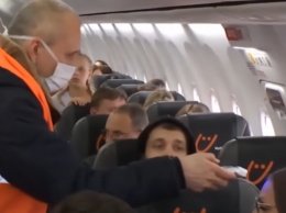 Потрогали лоб и отпустили: в Борисполь прибыл первый рейс из Китая