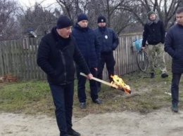 "Такое терпеть больше нельзя". В Украине провели акцию по сожжению платежек за газ
