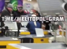 Кассира - под трибунал. В Мелитополе покупатели устроили дебош в супермаркете (видео 18+)