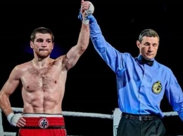 Украинский боксер Чухаджян победил россиянина в титульном поединке