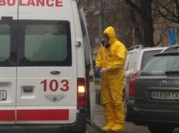 В Киеве заметили медиков в защитных костюмах - СМИ