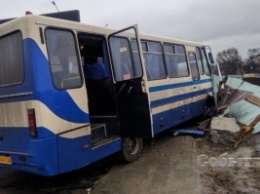 Дети выпадали на ходу: водитель школьного автобуса умер во время рейса. Фото и видео