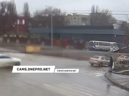 Под Днепром водитель "Эталона" со школьниками умер за рулем: на ходу из автобуса выпал ребенок