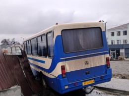 Под Днепром автобус со школьниками разбился из-за умершего за рулем водителя: видео момента ДТП