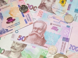 Гривня продолжает обесцениваться, НБУ поддерживает национальную валюту резервами