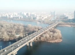 Знаменитый киевский мост вот-вот рухнет, еще один "устал"